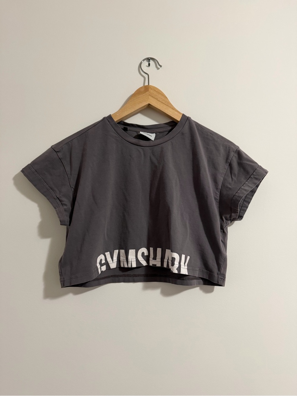GYMSHARK Cropped Logo Workout Tee in Charcoal